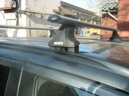 Багажник на интегрированные рейлинги в сборе Атлант для Lada Vesta универсал (SW) 2017-2024 (Аэродинамические дуги). Артикул 7688-1
